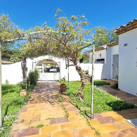 Maison Climatisee Avec Grand Jardin, Proche Et Commerces - Fr-1-610-102